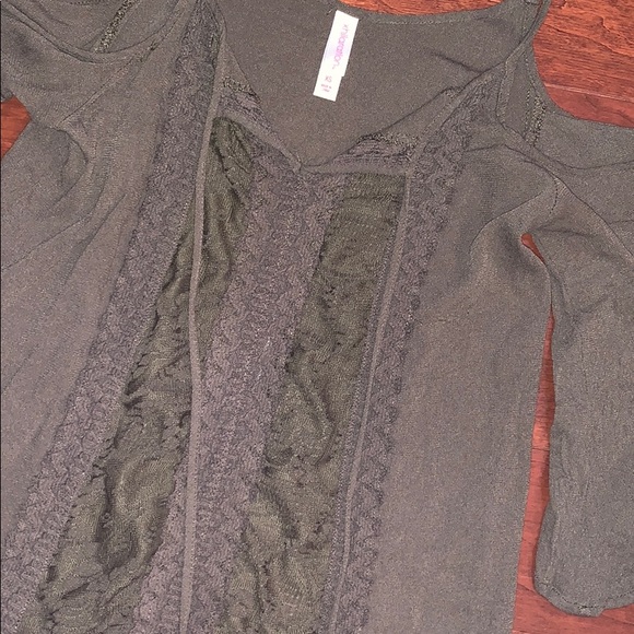 Beautiful green top - Picture 2 of 4